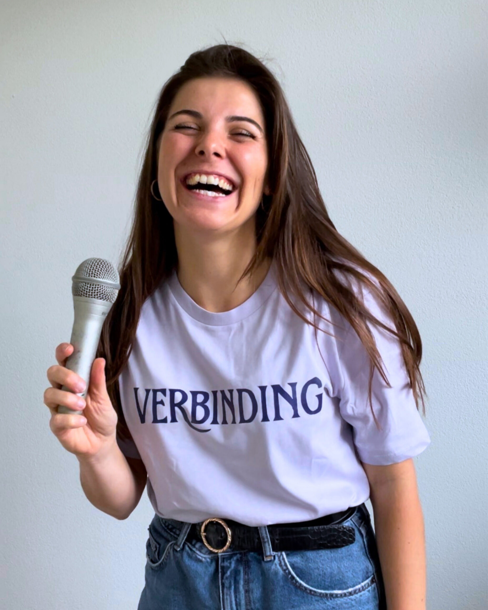 Arieke van Liere lachend met een microfoon